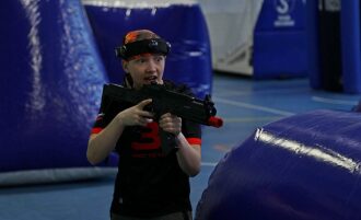 Юный игрок с автоматом LASERWAR в напряженном моменте.